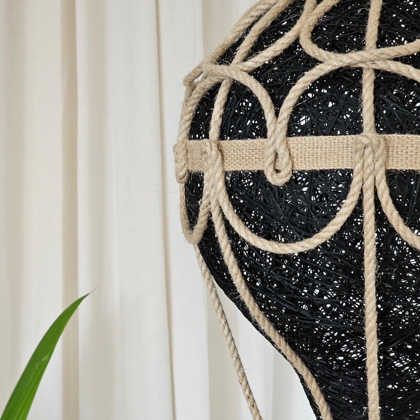 Black lamp with jute rope - balloon