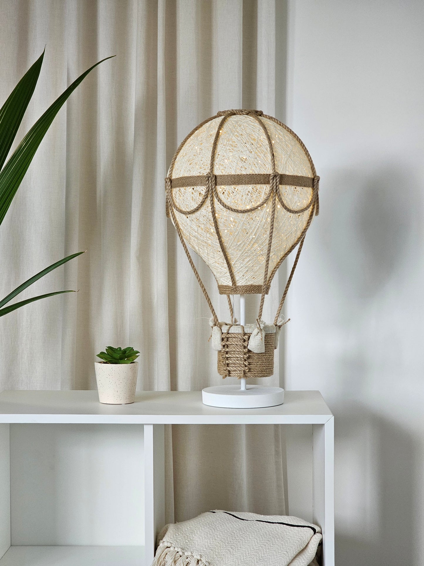 Natural color lamp - air balloon with a stand